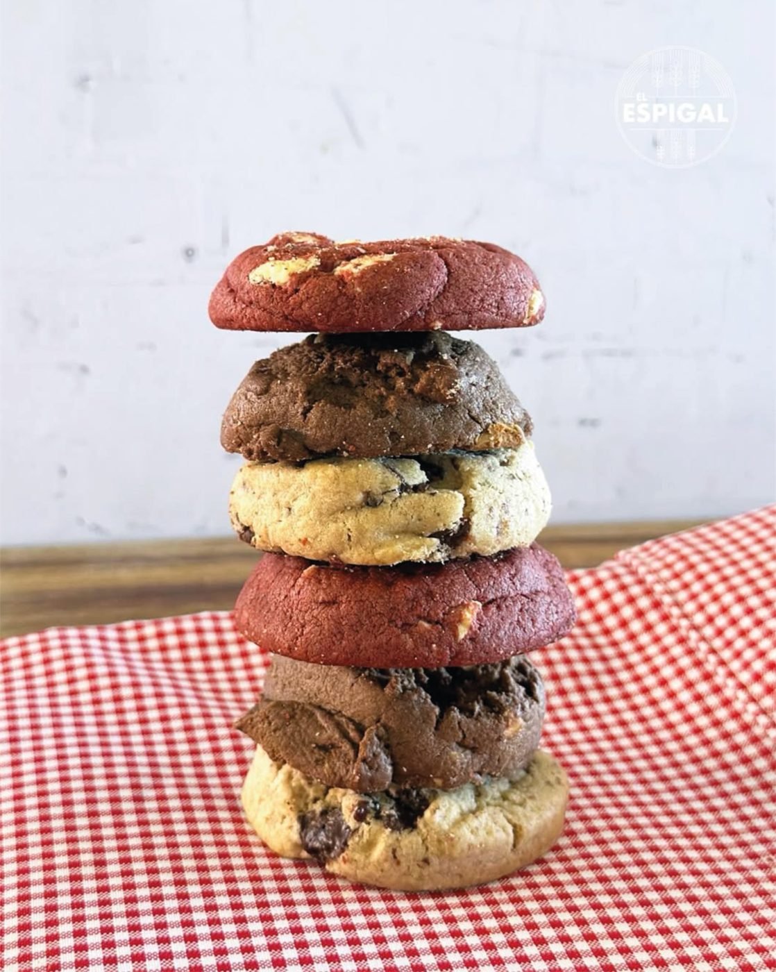 Torre de cookies El Espigal de distintos sabores sobre mantel de cuadros