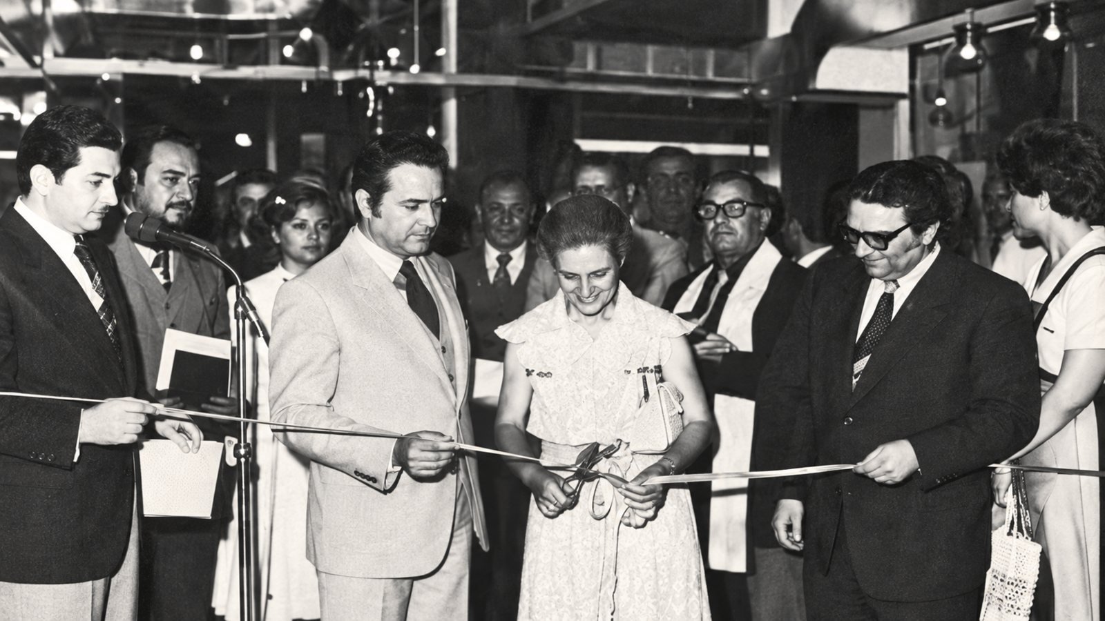 Doña Laurentina Olfos corta la cinta tricolor en la inauguración de Productos Sol, junto a sus hijos Boris y Marco Antonio Mauriz Olfos